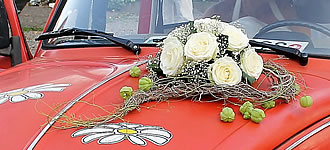 Blumenschmuck-Auto